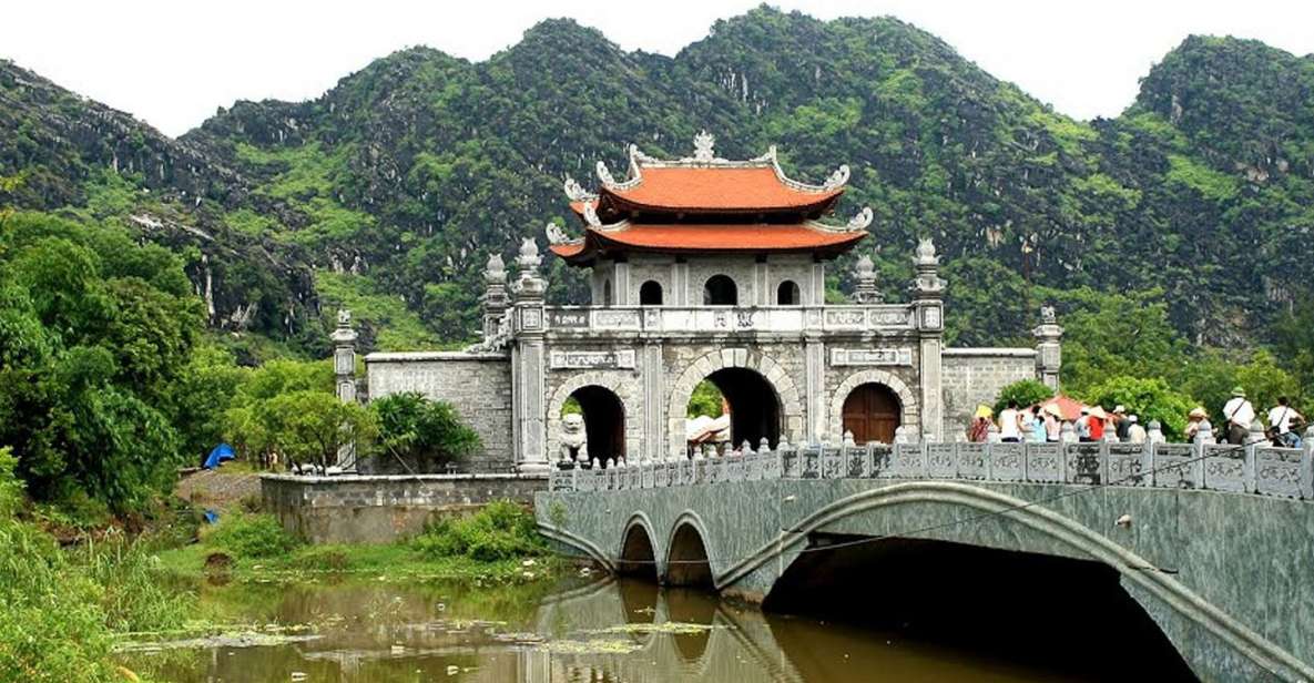 Explore Ninh Binh on a full-day tour from Hanoi featuring Mua Cave, Hoa Lu ancient capital, and a scenic Tam Coc boat ride. Includes lunch, cycling, and hotel pickup. Book now!